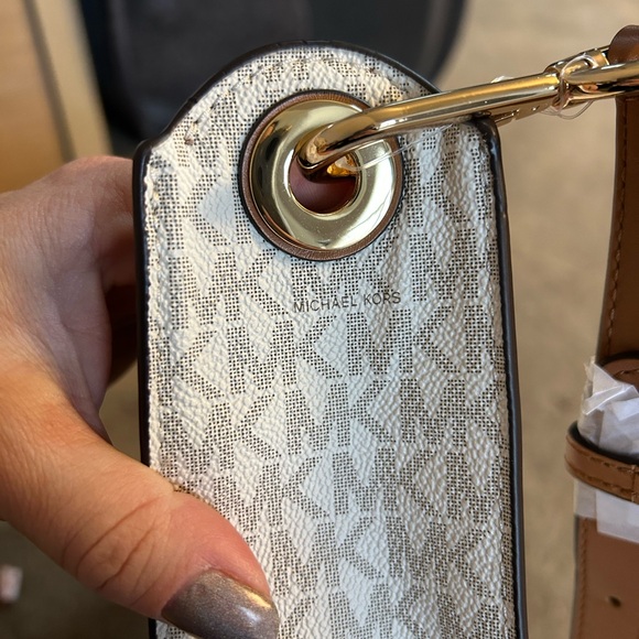 Michael Kors vanilla Sullivan large messenger Bag - Picture 10 of 11